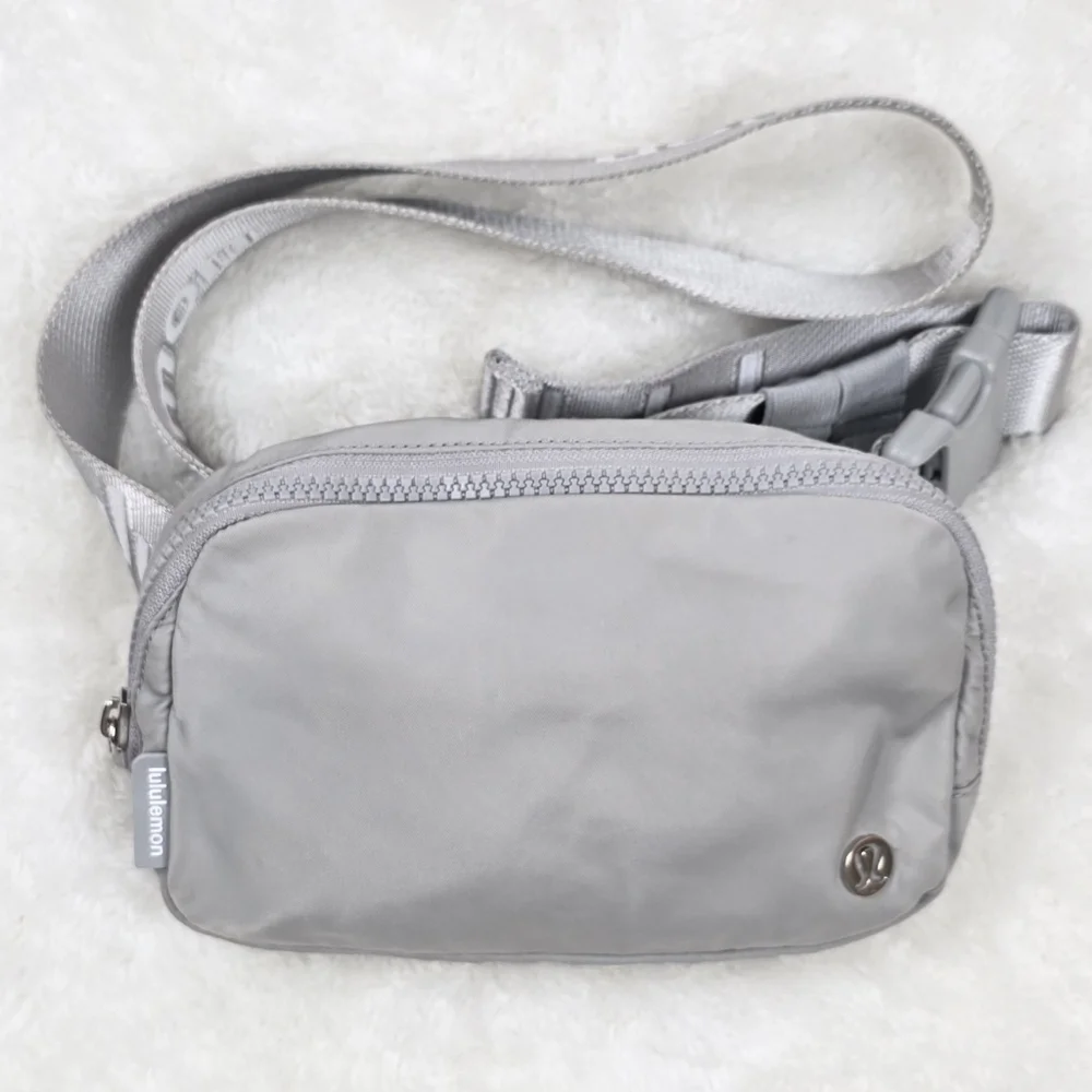 Lululemon Everyday Belt Crossbody Fanny Bag Silver Drop And White Logo 1L - Picture 3 of 12